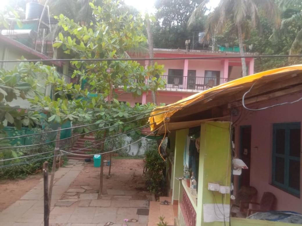 Est Hem Guesthouse Arambol Esterno foto